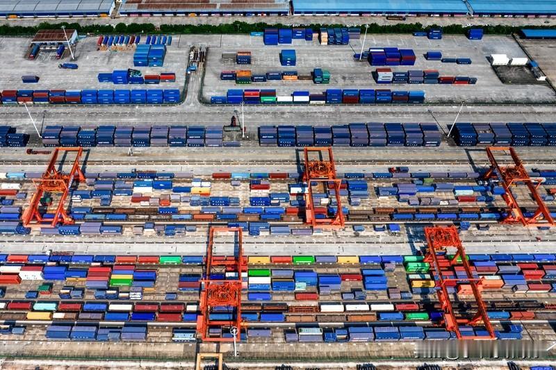 家人们，太震撼了！中国首次实现超万亿美元顺差，这绝非普通的数字增长。背后是我国在