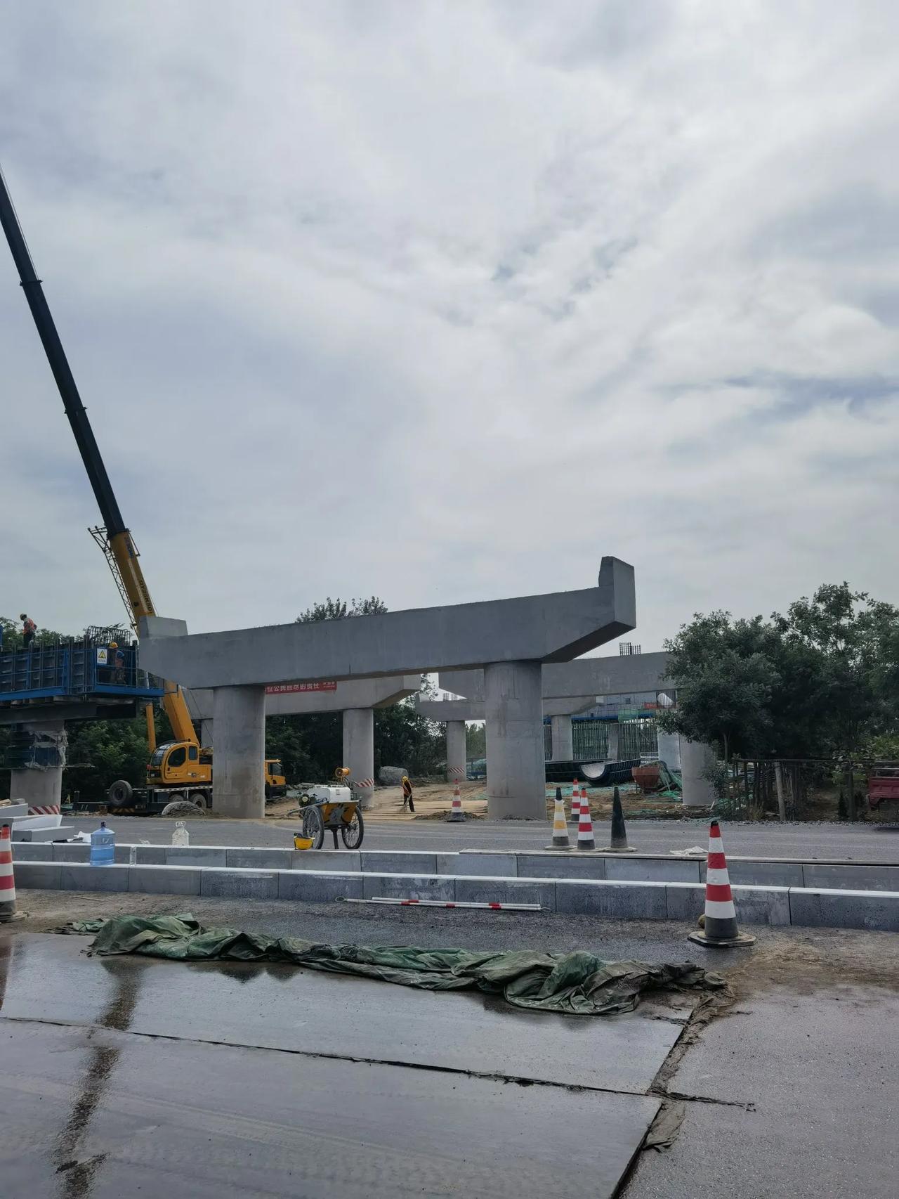 看看鄠周眉高速公路与周哑路什字，看了大吃一惊，进展太慢了，现场一片混乱，哎，为啥