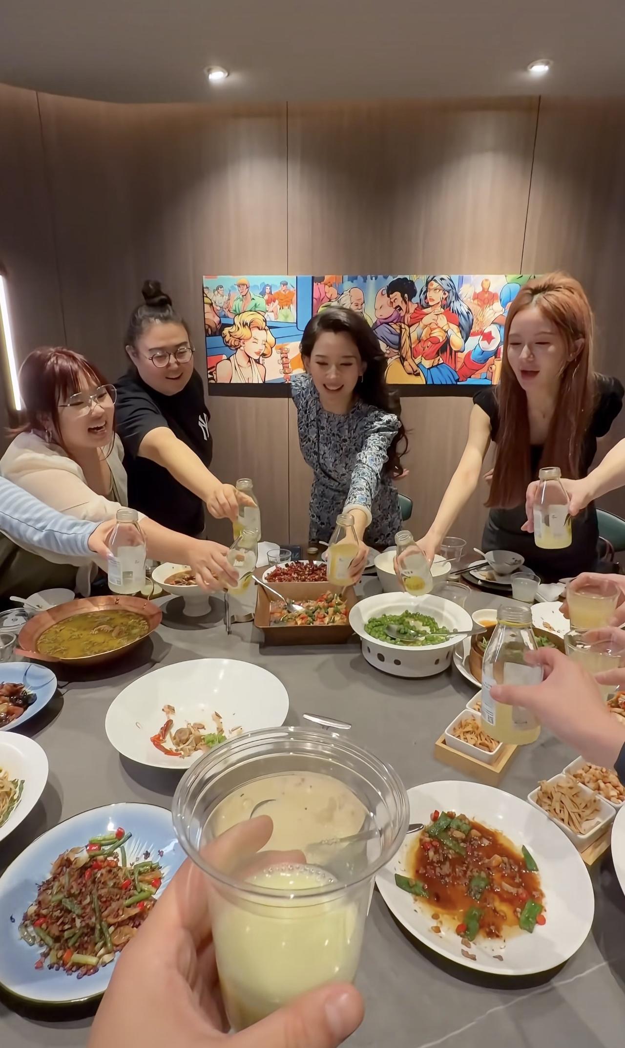 森林北晒视频和工作室小伙伴一起过中秋，给他们现场发钱真大方。她工作室人可真不少，