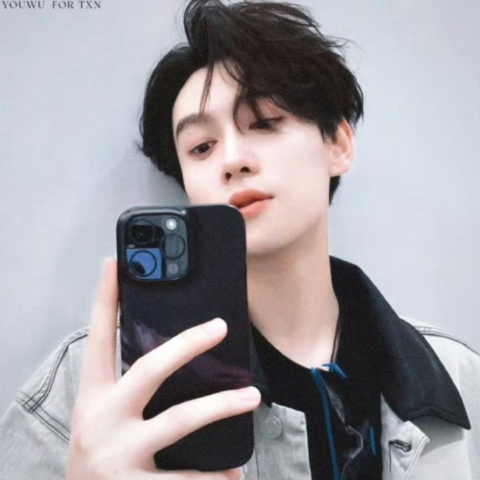 田栩宁无死角，田栩宁这张脸怎么拍都很帅，谁懂单手对镜自拍这一块的田栩宁的权威性啊