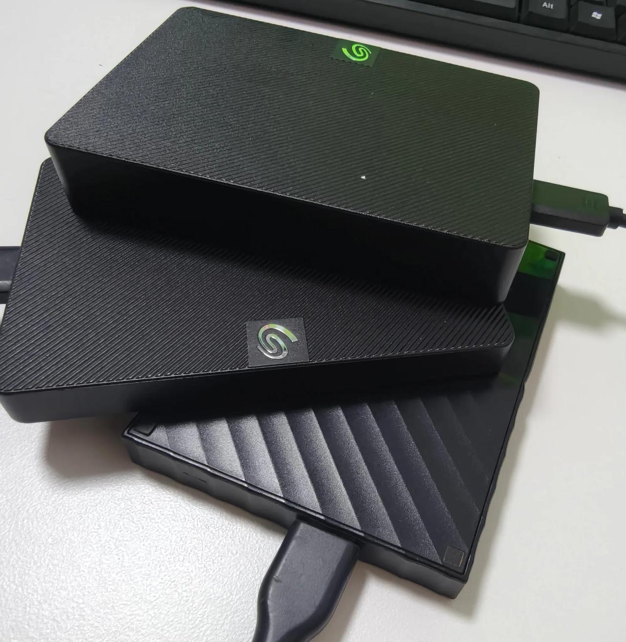 而唯一这个能插上显示的，除了卡，并且里面的内容，全部不能删除，提示有“错误文件”