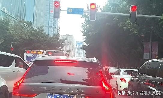 广州有的红绿灯设计真是不合理，等待时间太长，一个十字路口4个方向，有的路口方向车