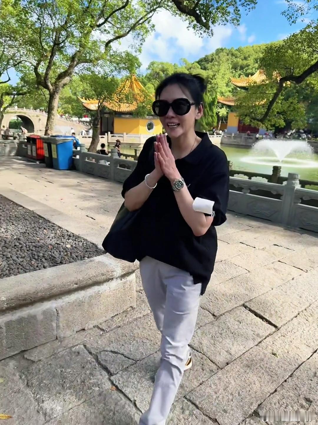 普陀山偶遇邱淑贞祈福57岁邱淑贞近照状态 普陀山偶遇邱淑贞祈福，好漂亮 ​​​