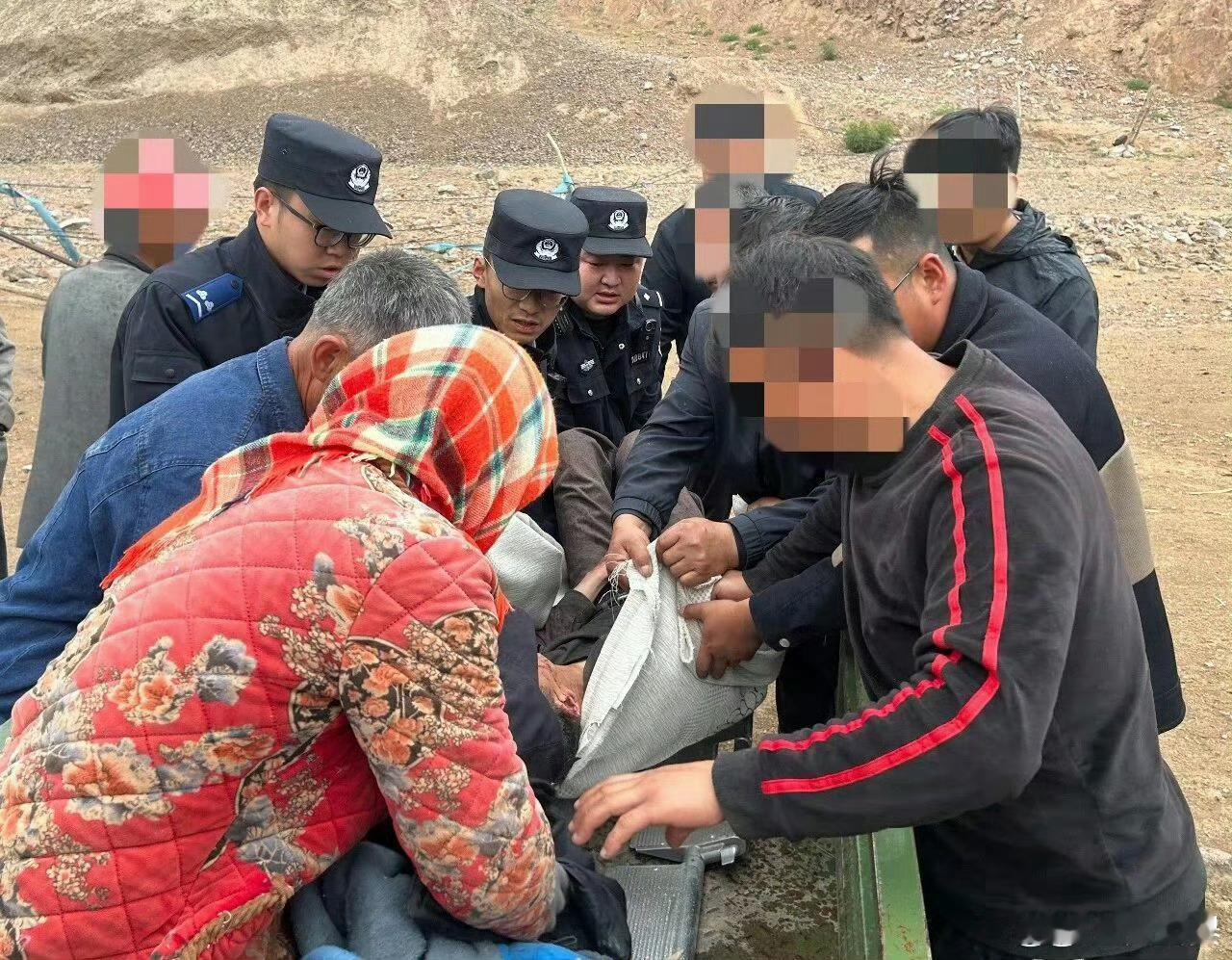 兰州皋兰公安1小时深山救回走失村民 【1小时深山极速营救！兰州皋兰公安深夜找回走