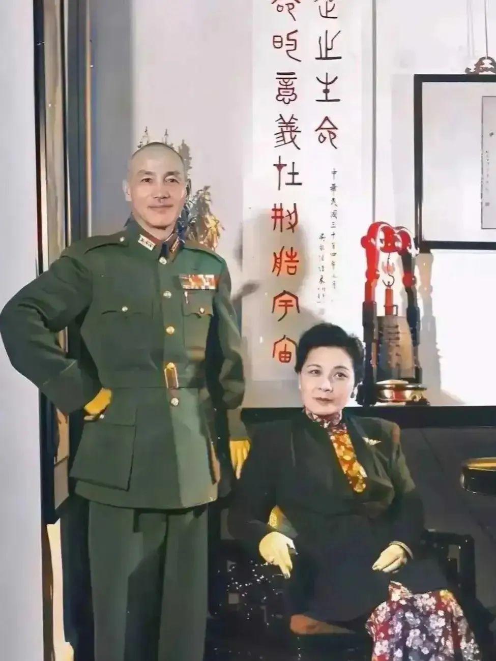蒋介石和宋美龄的合影，这张照片拍摄时间未知。

照片中宋美龄坐在椅子上，身子稍微