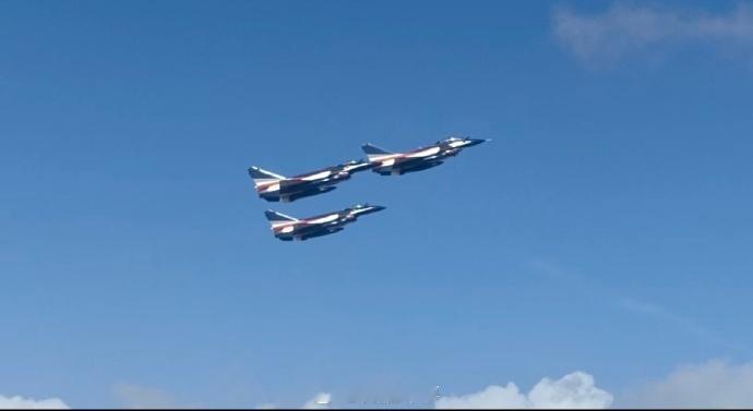 【空军八一飞行表演队启程回国】当地时间2月10日上午，圆满完成第十届新加坡航展任