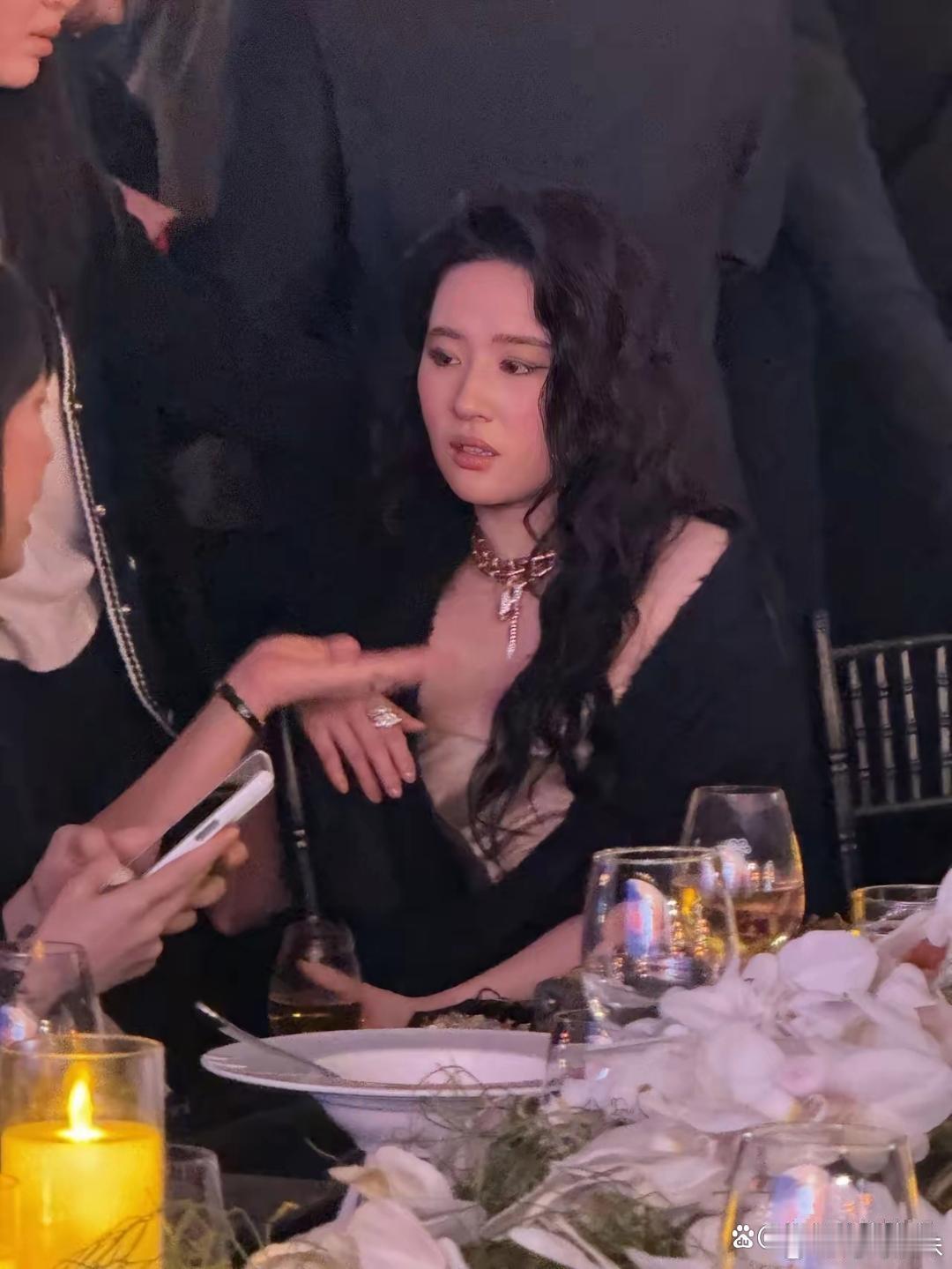 刘亦菲嘉人内场微醺状态，翻白眼瞪人那一下好吓人 