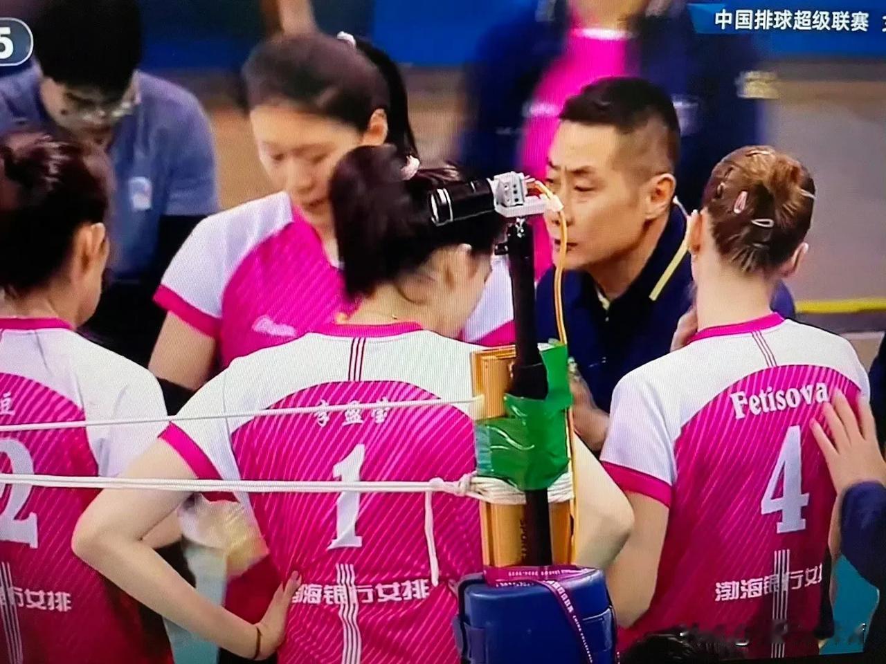 天津女排开局0:6的天崩开局，然后王艺竹突然醒了，带着天津女排追到15平，然后比