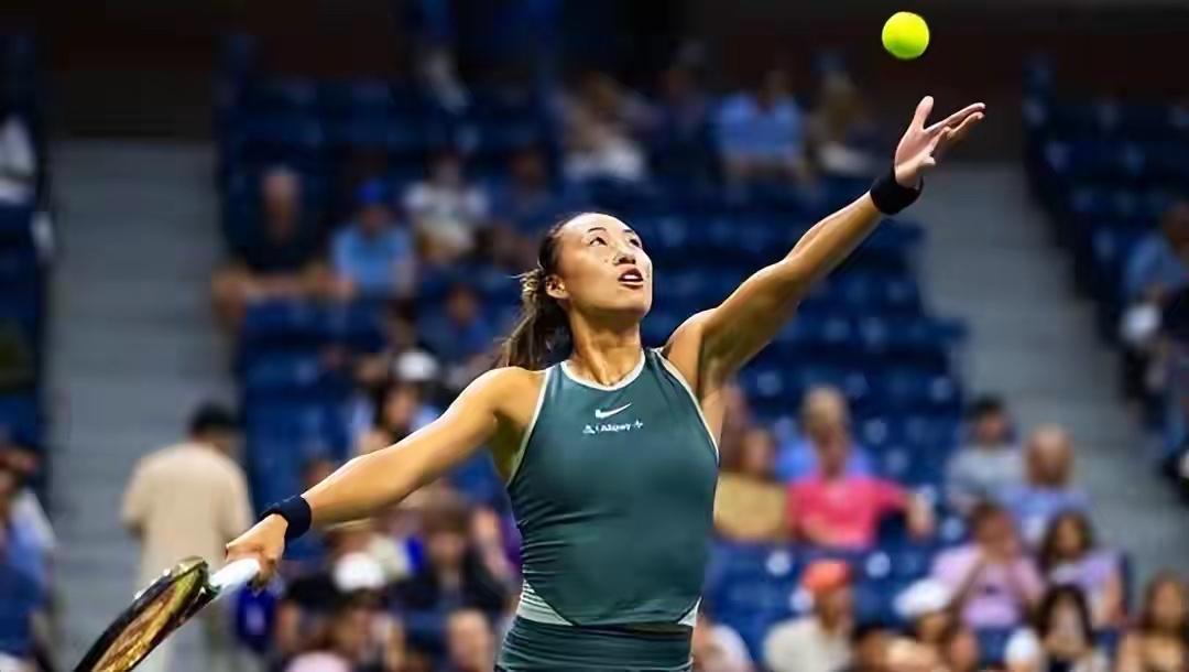 郑钦文24岁生日收下“最硬核礼物”！赛后一幕看哭全场观众🎂🎾

10月8日，