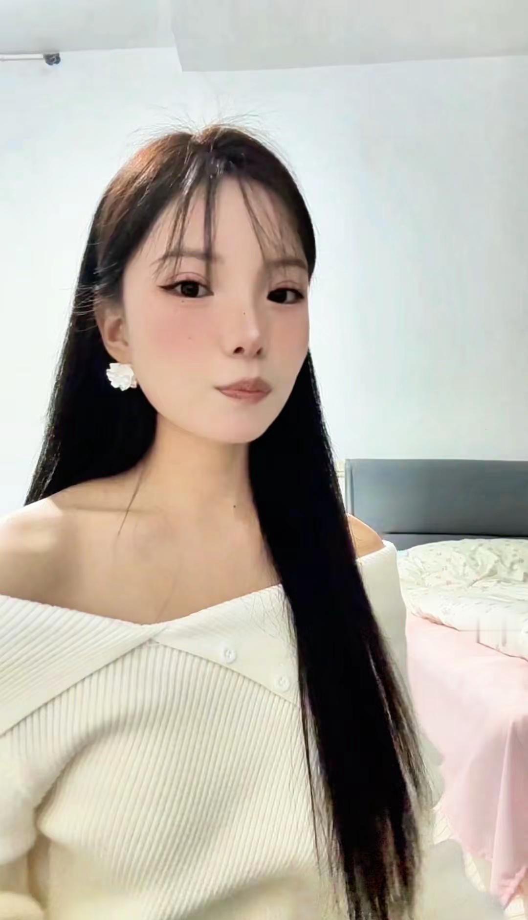 人心复杂看不穿，现实社会也看谈……白色露肩上衣穿搭 一定要很漂亮才会被偏爱吗 情