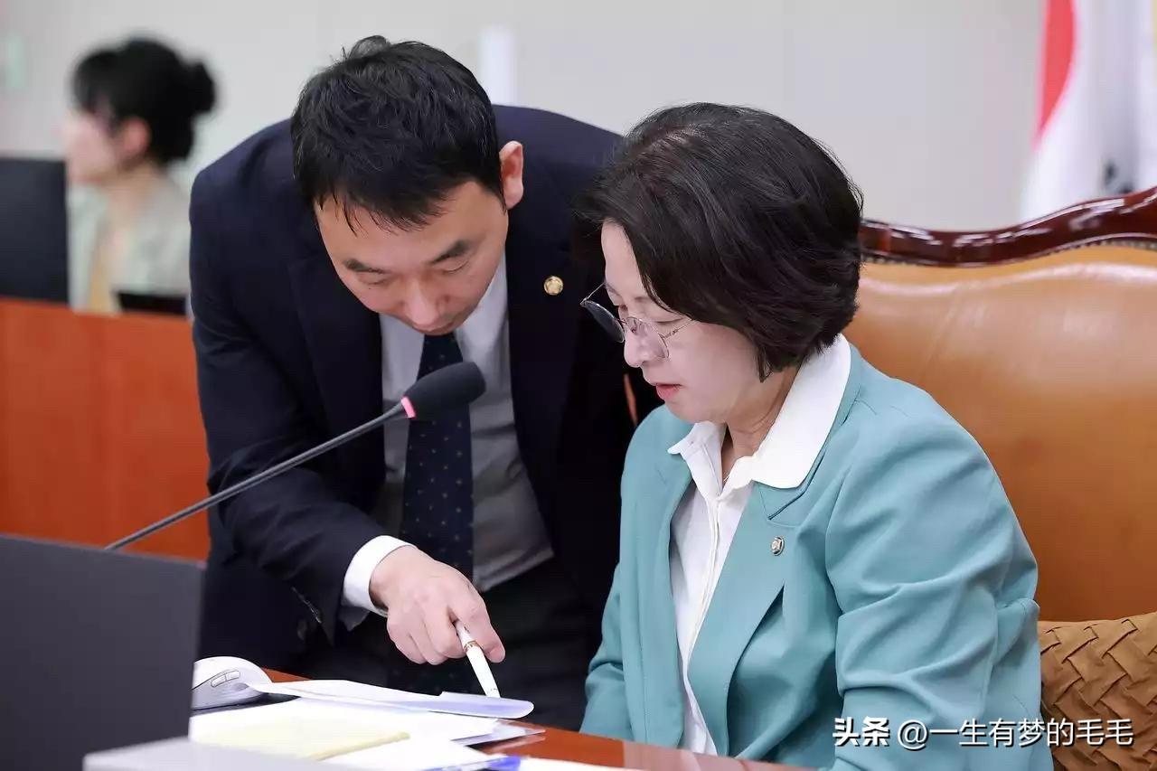 韩国执政党共同民主党强硬派与政府就检察改革法案爆发激烈分歧，法制司法委委员长秋美