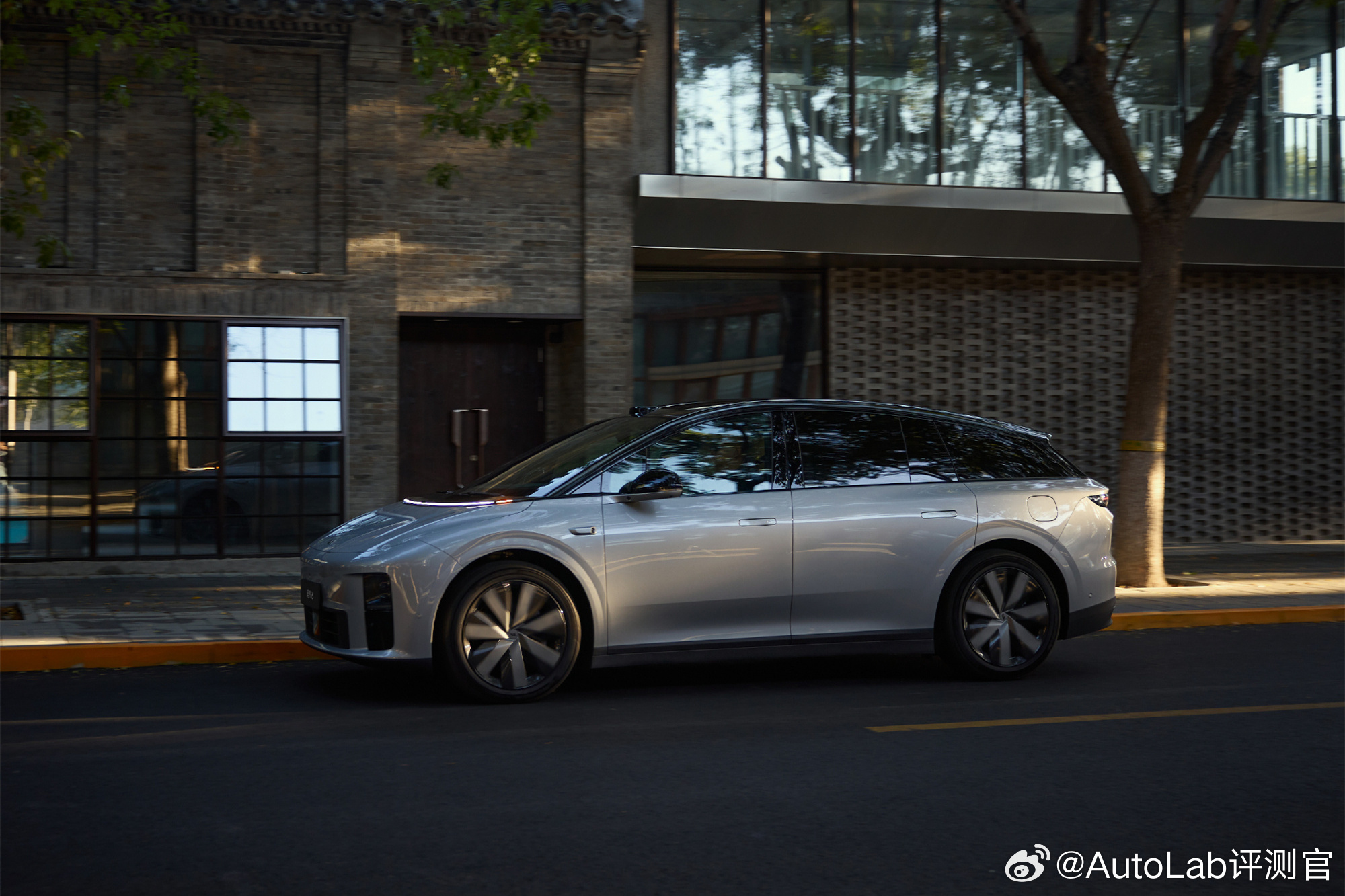 理想i6实车上路了，大家觉得这个颜值怎么样？ ​​​