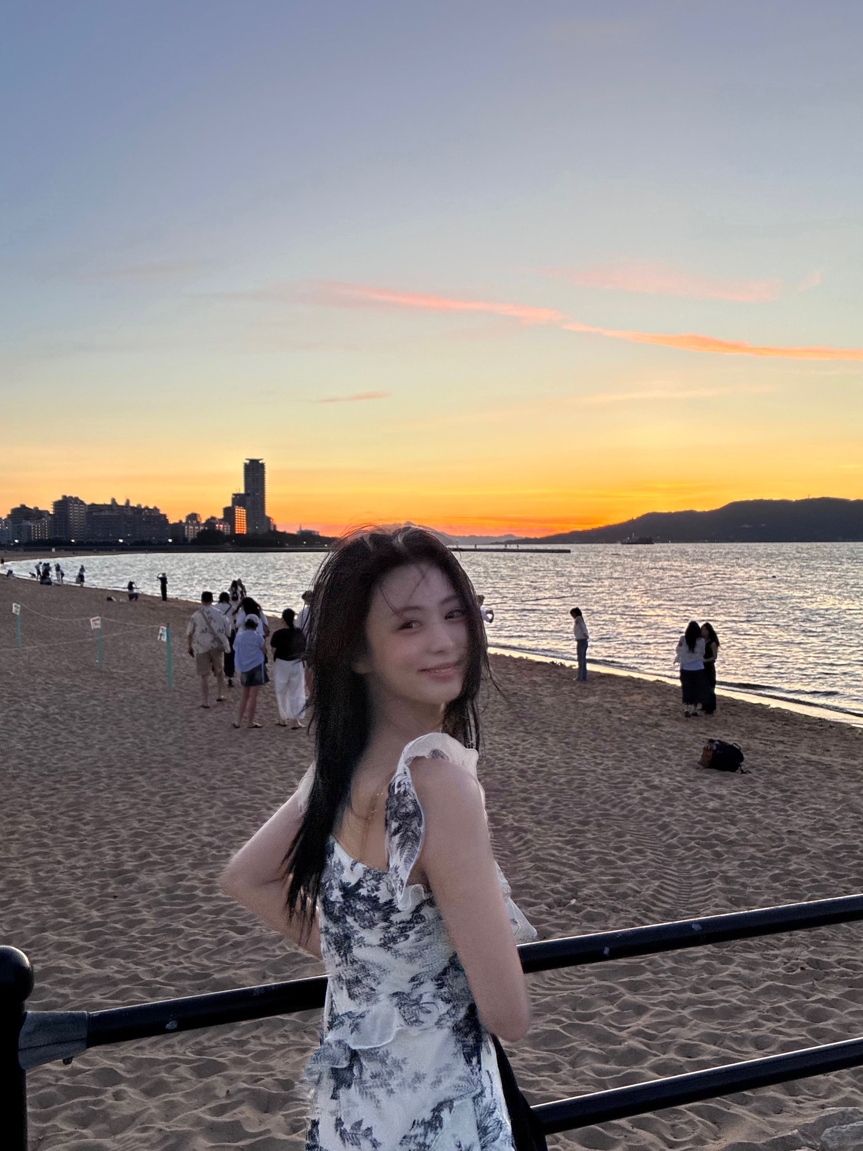 把中粉送的裙子美美拍照认证后发现穿反的郑雅贤，用中文回复：“卧槽我穿反了？我脑子