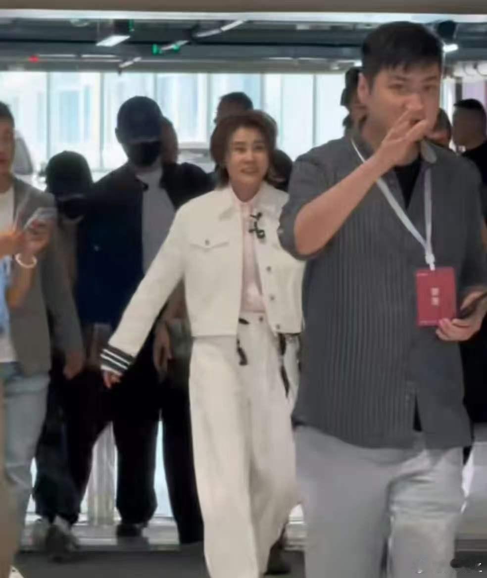 王濛说哪天入职长城就教魏总滑冰王濛魏建军聊规则比金牌还重 濛主太懂聊天！轻松玩梗