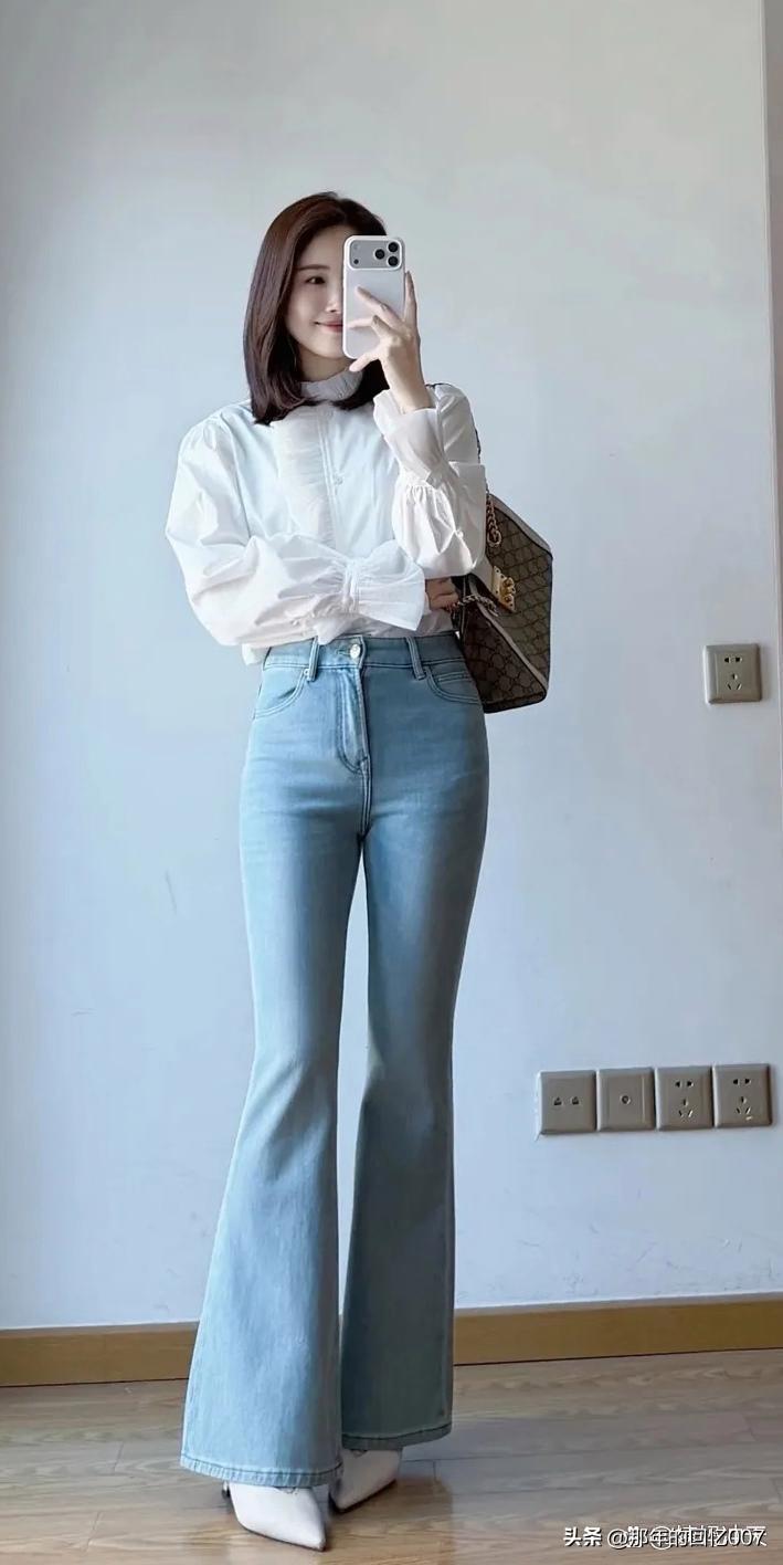复古风穿搭里，白色衬衫配高腰喇叭裤简直绝了！白色衬衫干净纯粹，经典的款式永不过时