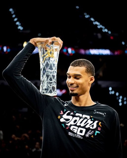 文班亚马领取最佳防守球员奖杯🏆这姿势太帅了。NBA
