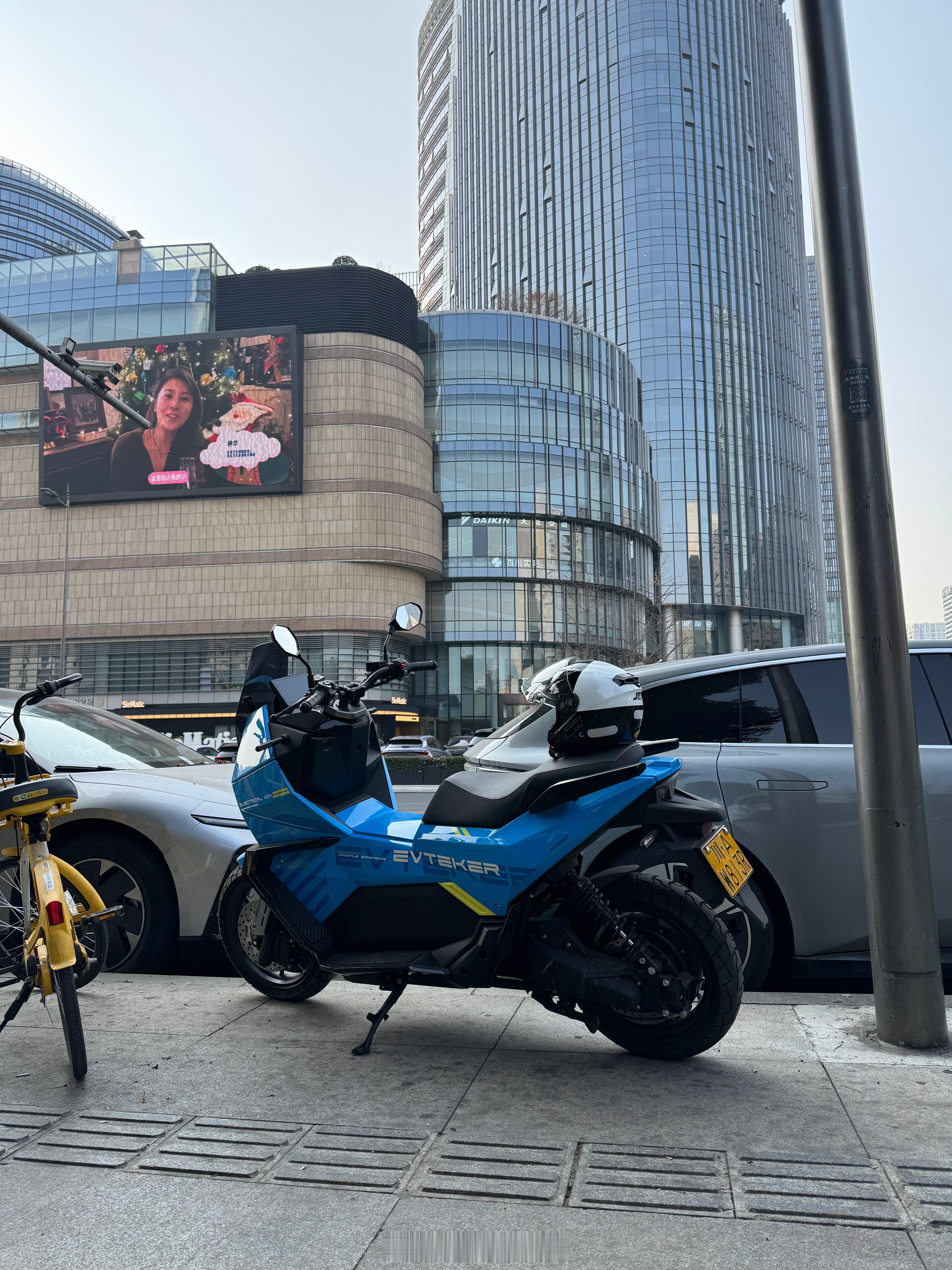 机车摩托车 这小伙对我这台电摩还挺感兴趣的😃evteker虔途电动摩托车 成都