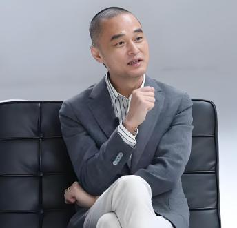 冯唐说：

“人这一生，
终究都在面对两件事：
得到和失去。

得到需要努力，失