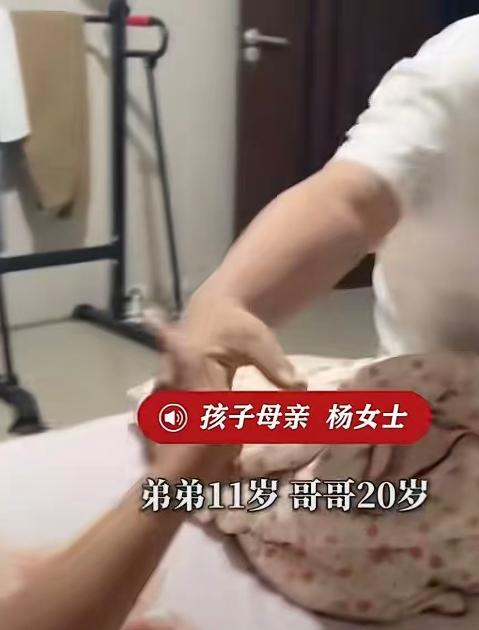 近日一段暖心视频打动无数网友，家中 20 岁的哥哥刚结束高考，11 岁的弟弟悄悄