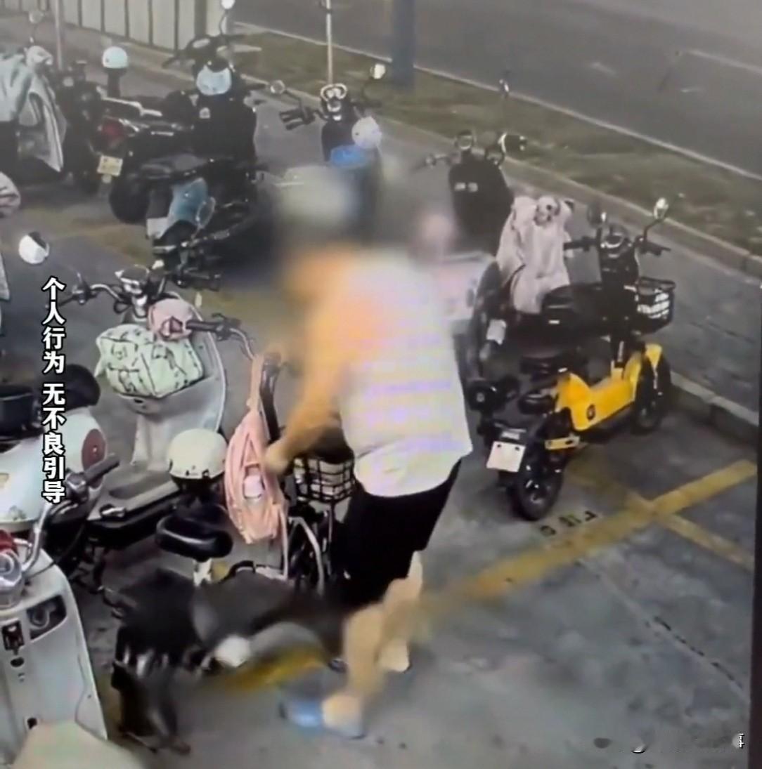 广东街头，路人见一男子拿电动车上的保温杯，以为要偷，刚想喊，他又放回去了。路人愣
