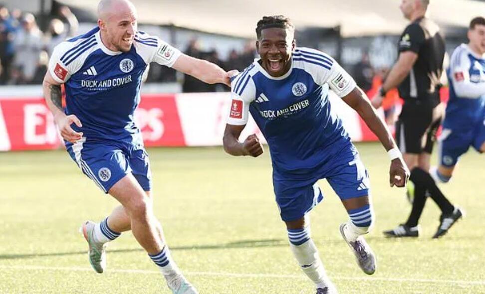 每日邮报著名记者Chris Wheeler和团队的独家报道，麦克斯菲尔德足球俱乐