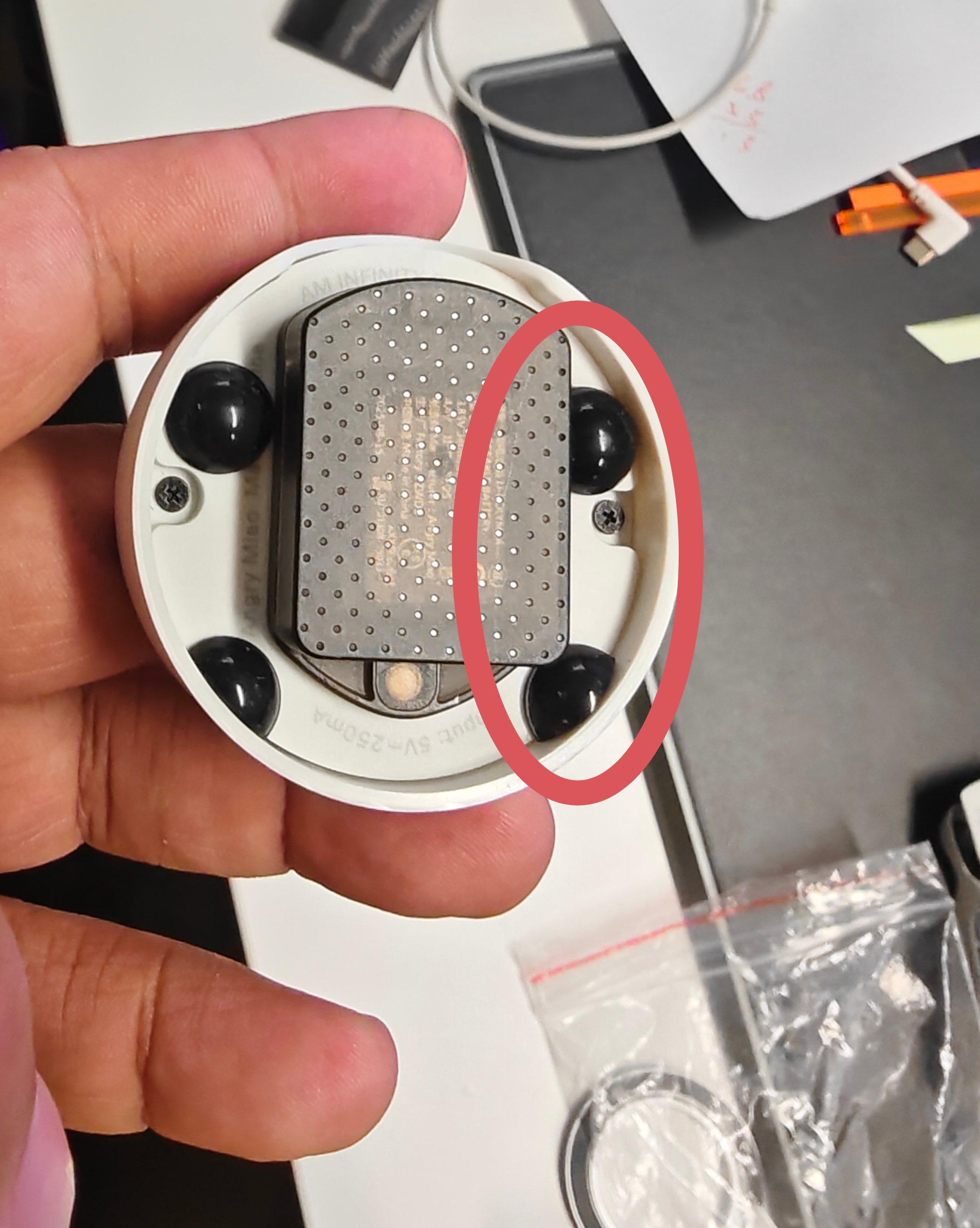 有些 AM infinity mouse 的用户在把电池吸附到充电座的时候会吸歪