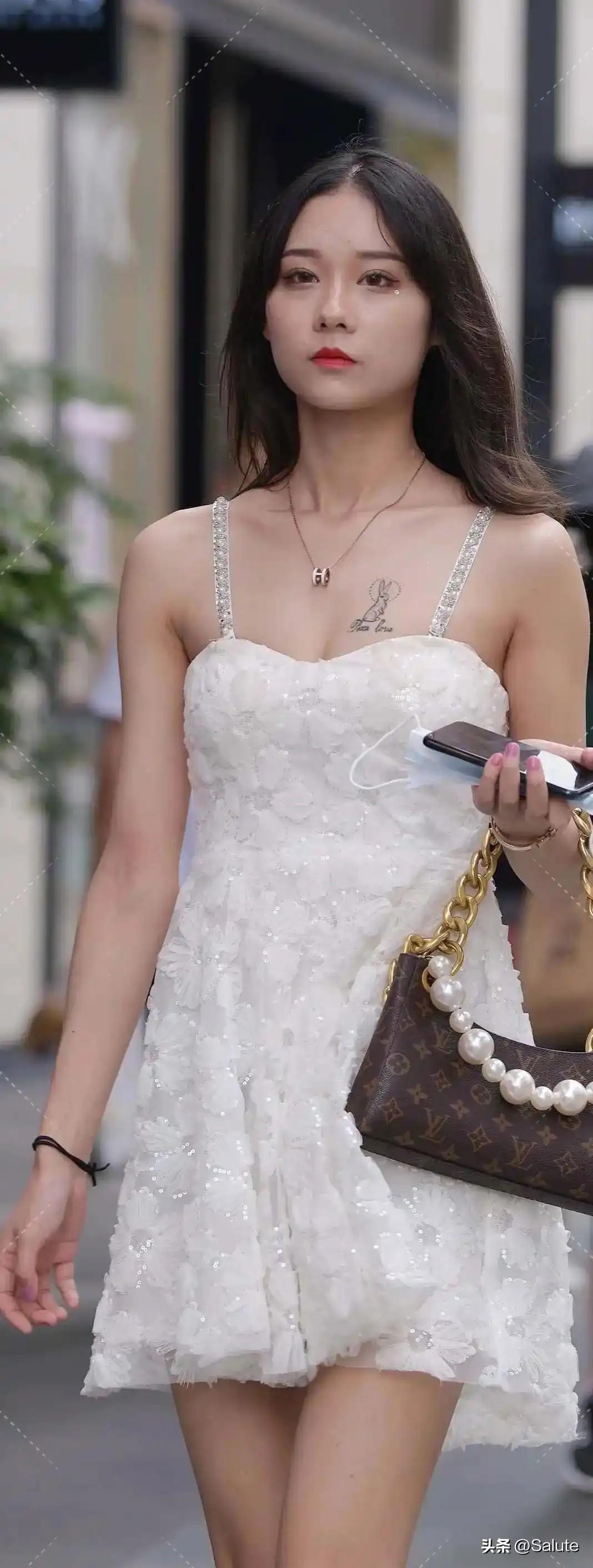 优雅漫步，白色连衣裙与高跟鞋的完美搭配，尽显都市女性魅力。