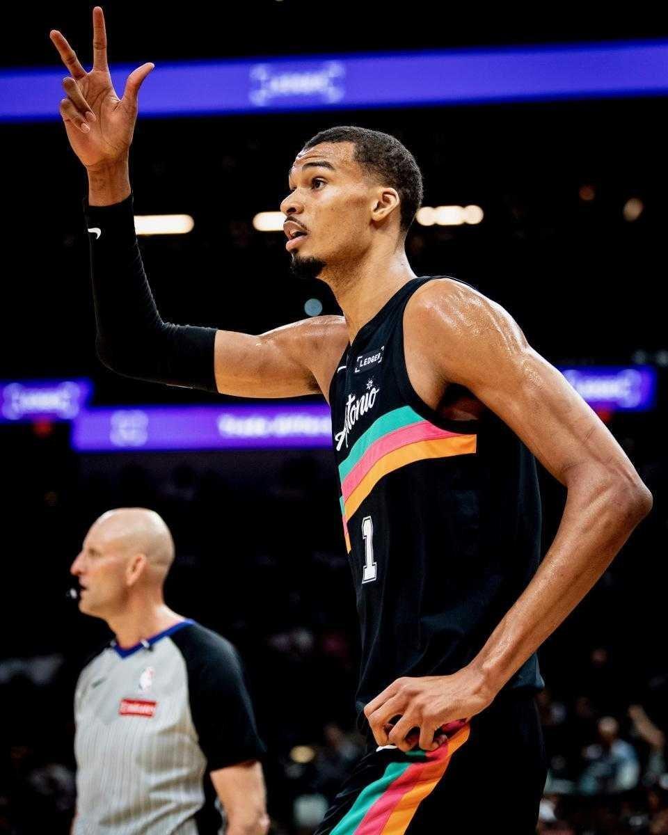 文班亚马复出轰40+ 达标！文班亚马复出轰40+13+5，马刺139-120轻取