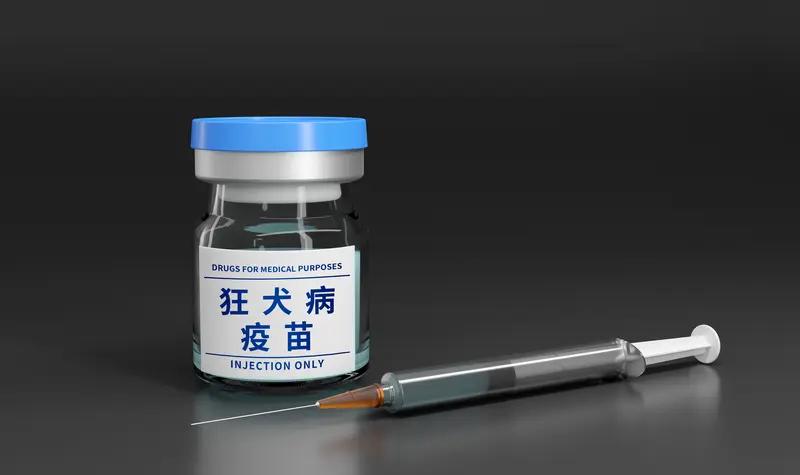 近日，山西一男子被狗咬伤急寻狂犬疫苗，结果医生都不在岗！辗转两家疫苗接种点足足等