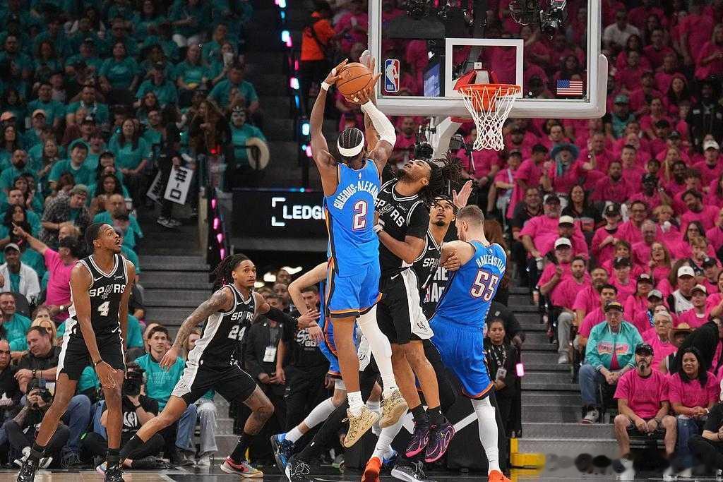 马刺雷霆打架NBA季后赛继续进行，俄克拉荷马城雷霆队再次赢球夺回主场优势。亚历山