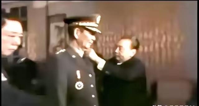 1972年，台湾胡琏晋升一级上将，蒋经国亲自为其佩戴肩章，不久胡琏退出现役。一级