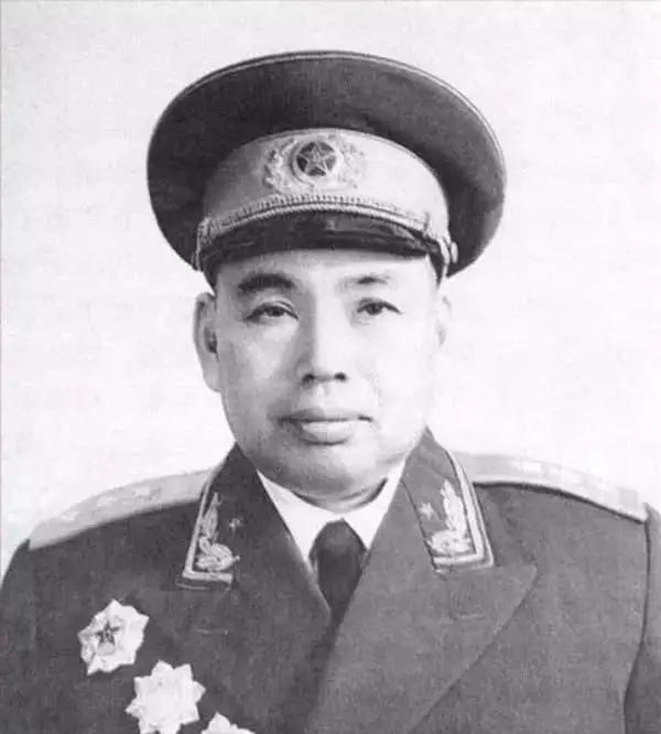 1939年，386旅副旅长许世友和政委王新亭当众争执，闹到失态，师长刘伯承知道后