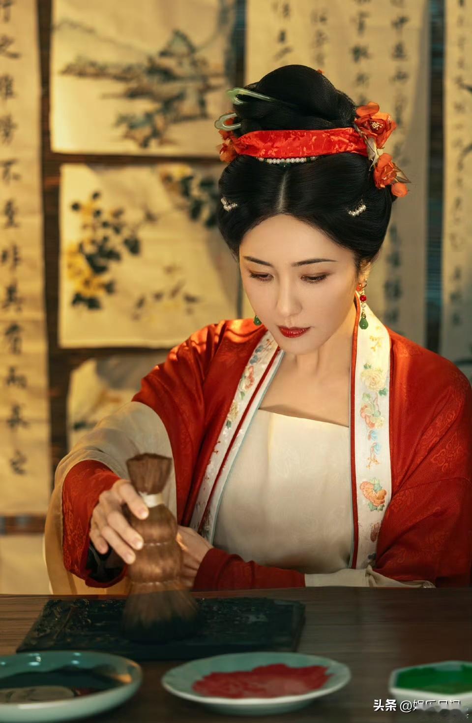 闻着刷墨时弥漫开来的清香，手下的线条逐渐清晰，非遗木版画的魅力被十足展现出来！方