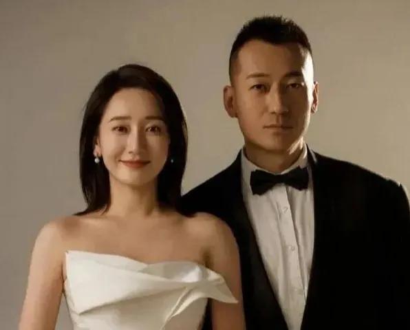 《刑警的日子》的曹磊是演员戚九洲饰演的，他的妻子是董晴，董晴在《城中之城》里饰演