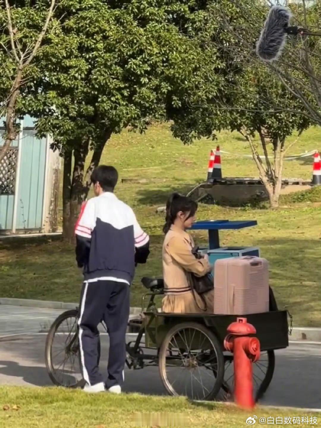 景德镇偶遇严浩翔 网友在景德镇旅游的时候偶遇了正在拍摄的严浩翔，图片中严浩翔身穿