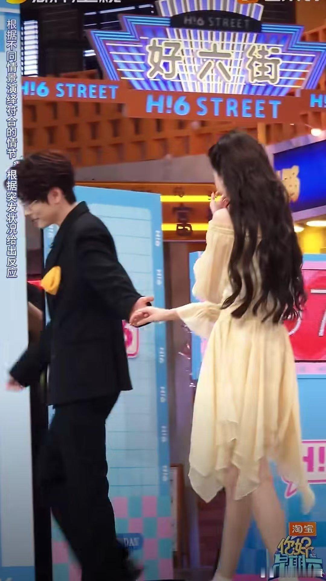 魏哲鸣张艺凡十指紧扣  甜到嘴角压不住！魏哲鸣张艺凡十指紧扣，自然互动满是默契，