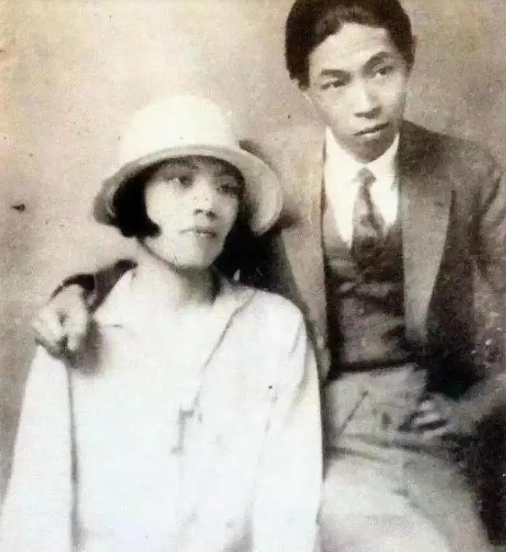 1928年，32岁的茅盾出轨了23岁的女学生秦德君。没多久秦德君怀了孕，茅盾把她