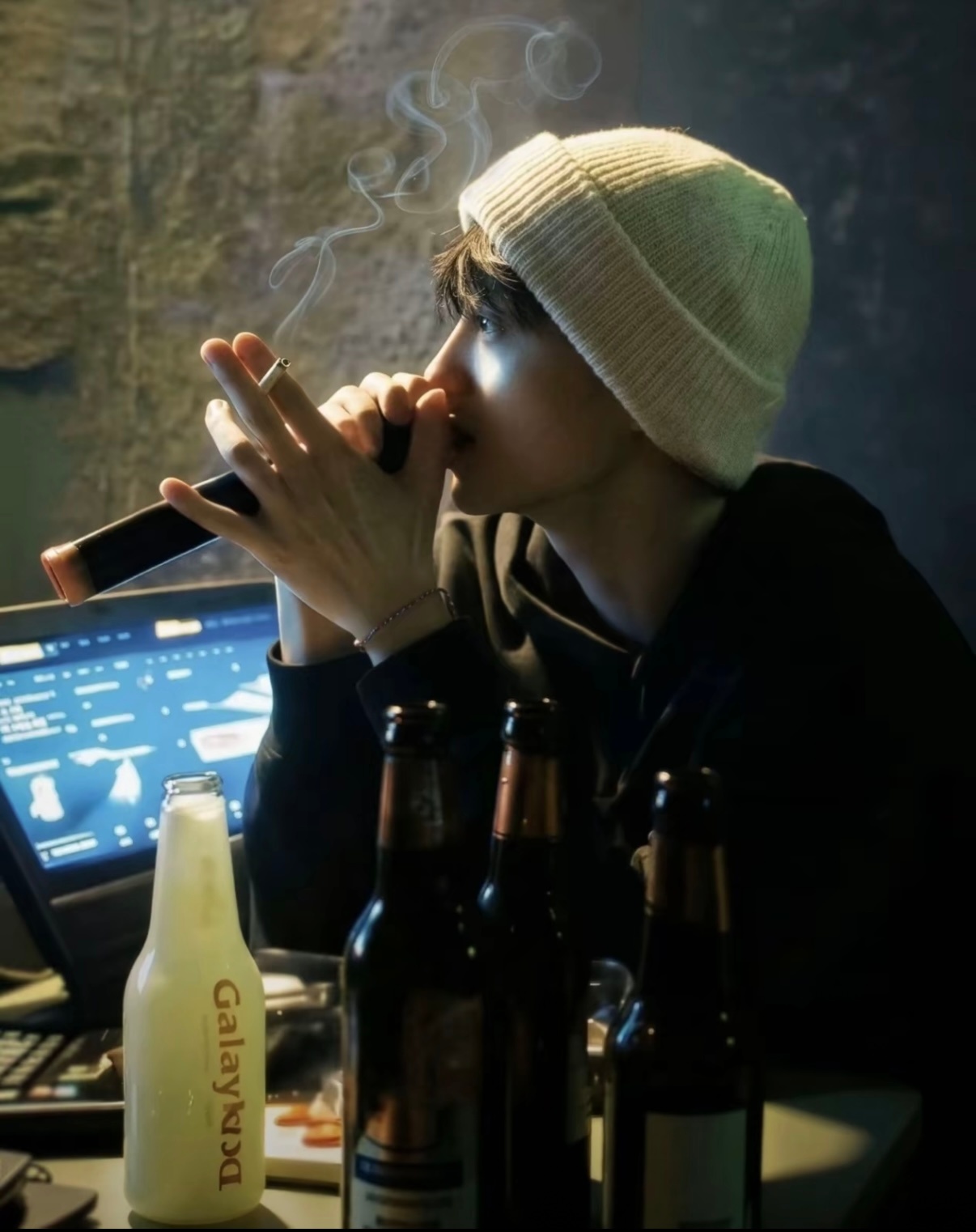 田栩宁参半品牌代言人 随便挑一张抽🚬的就是神图 
