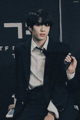 舞台后仰下腰瞬间被定格，流畅腰线划破空气，冷调射线灯光衬得野性张力拉满，未修直拍