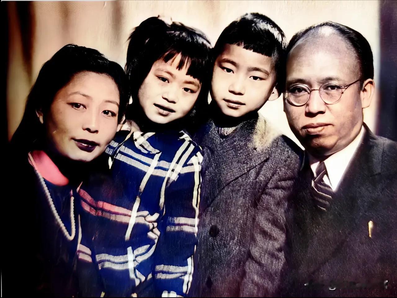 四十年代珍贵全家福，画面右侧是罗荣桓元帅，身旁夫人林月琴，一双儿女依偎中间。定格