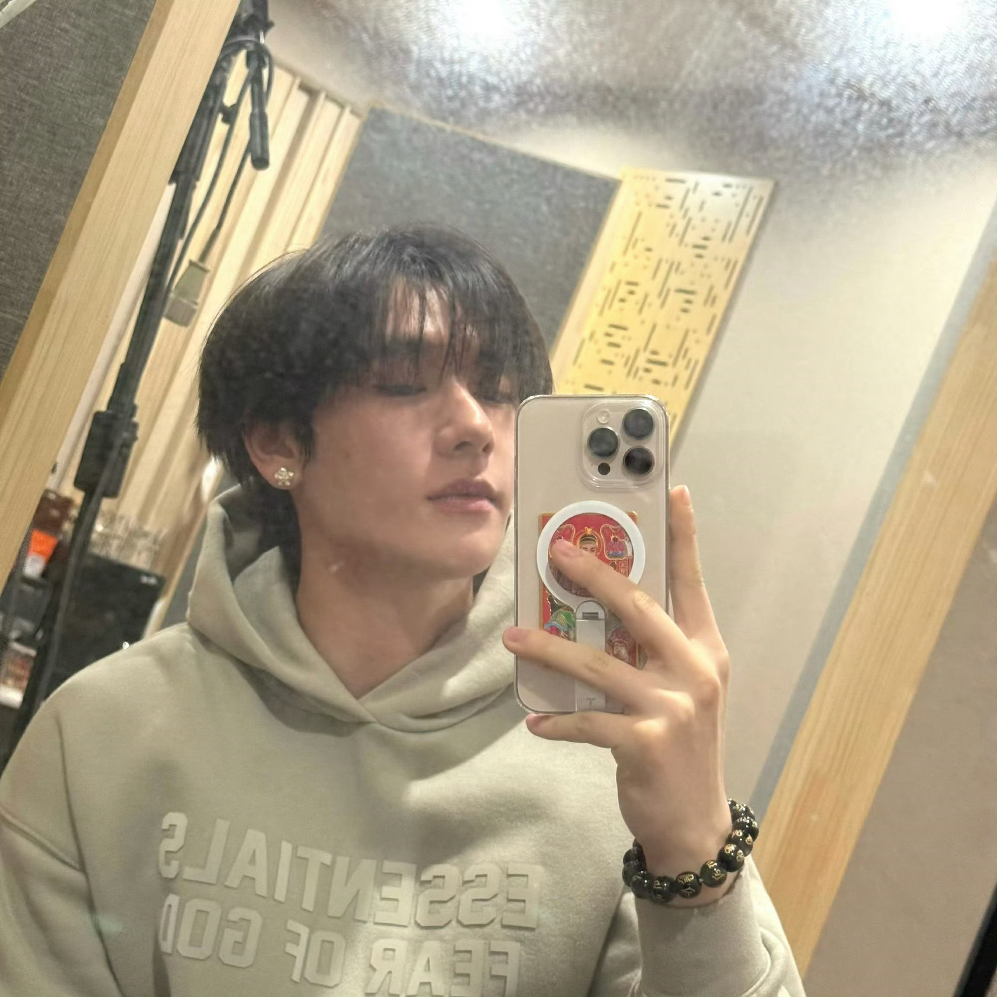 高卿尘在INTO1时被推掉很多个人资源初入职场金融季开播伯远爆料真的好戳心💔 