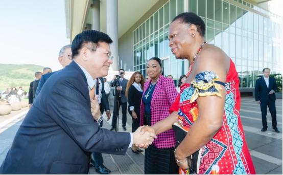 台当局高层秘密抵达非洲，包了一架飞机穿越13国领空，但还是晚了一步：没赶上！
