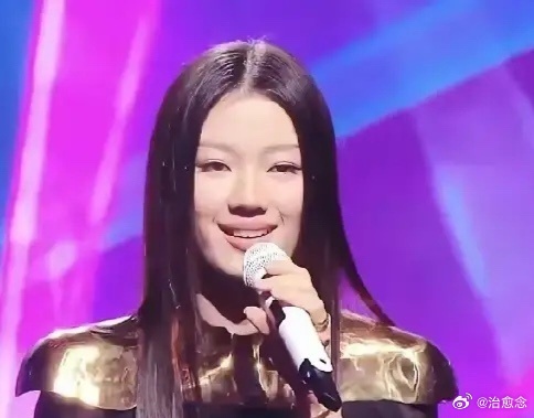 声乐老师朋友看完单依纯湾区晚会舞台，提出她有着极强的“唱功隔离力”。《还你茉莉》