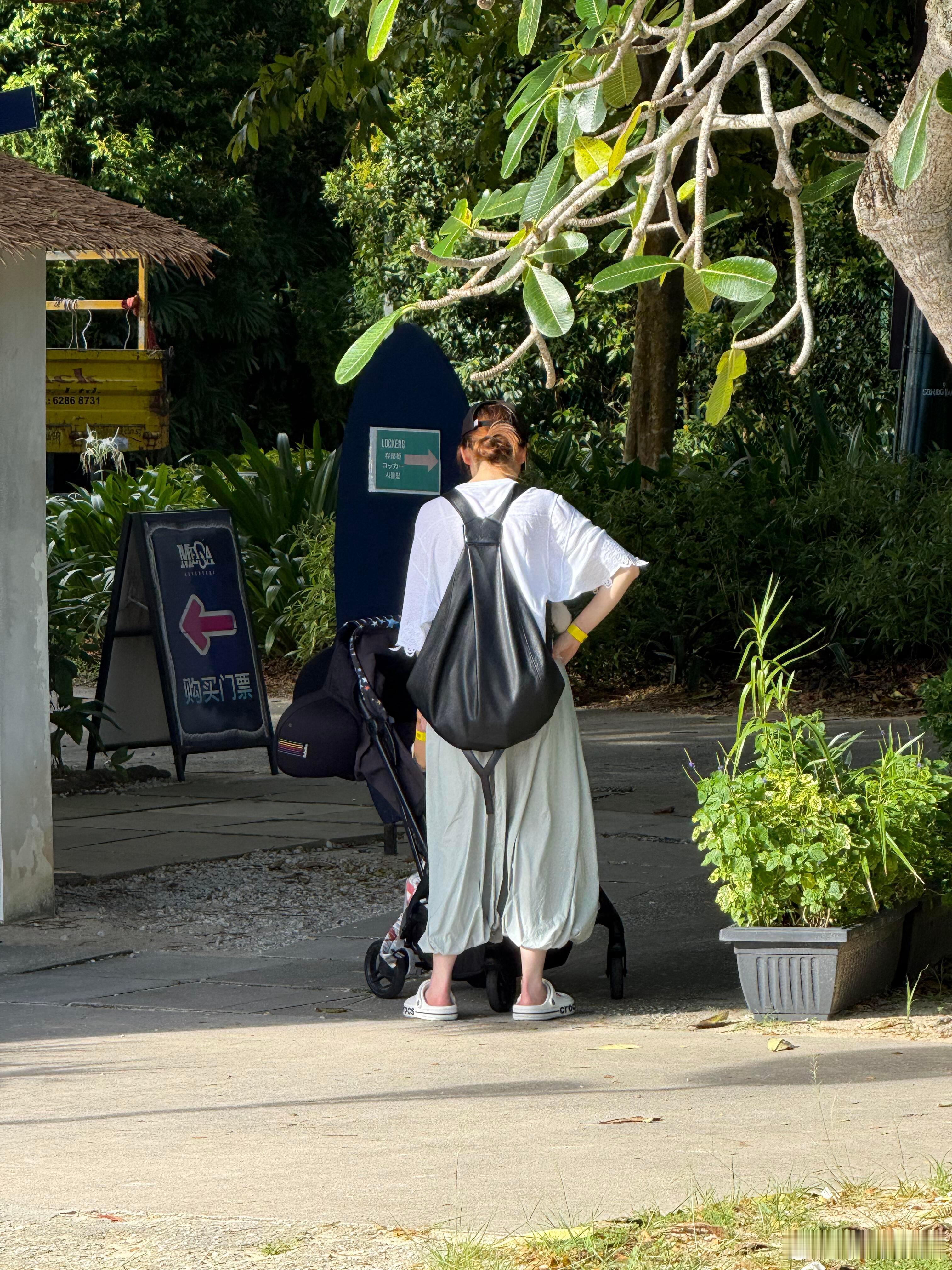 网友新加坡偶遇戚薇李承铉一家四口戚薇李承铉一家四口新加坡度假，李承铉身边坐着的女