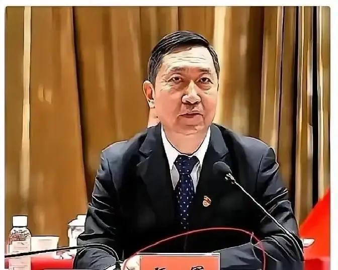 顾军1963年6月出生在江苏启东，1983年从上海交通大学核动力工程专业毕业，直