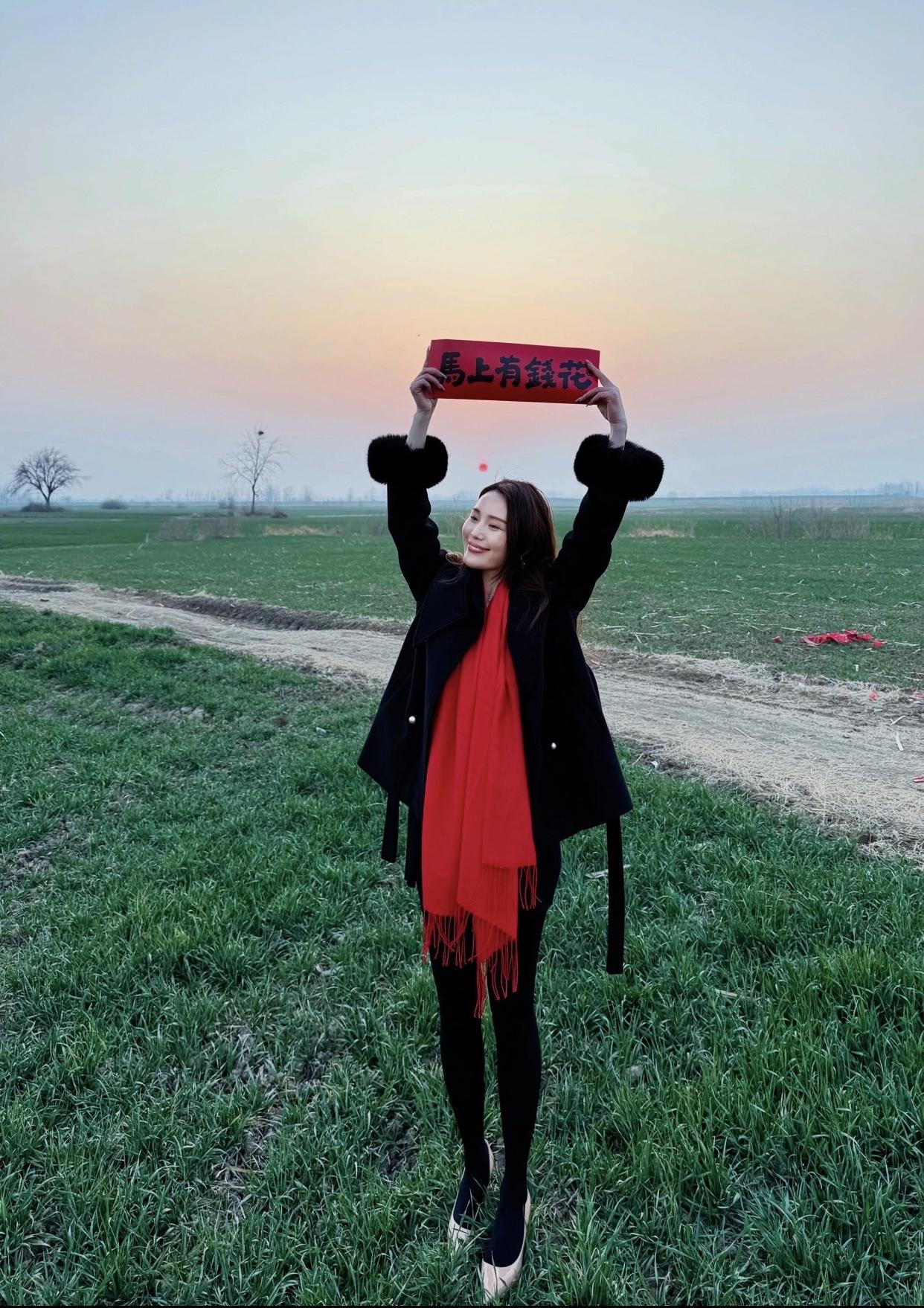 为什么成熟的女人越来越受欢迎在穿着打扮上更有品味，展现独特魅力。