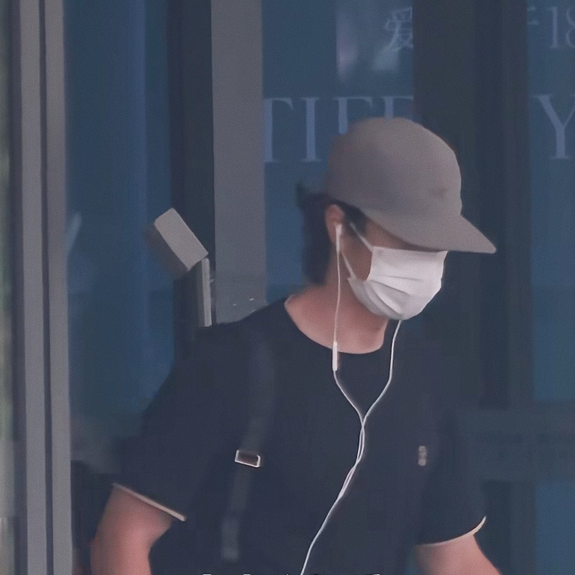 头发太可爱了乖乖！王一博出发上海了王一博[超话] ​​​