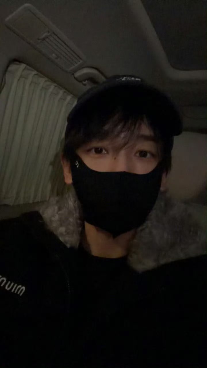 张真源差点亲到彭昱畅密室大逃脱回看这段镜头心跳都跟着起伏，就差一点点，还好及时稳