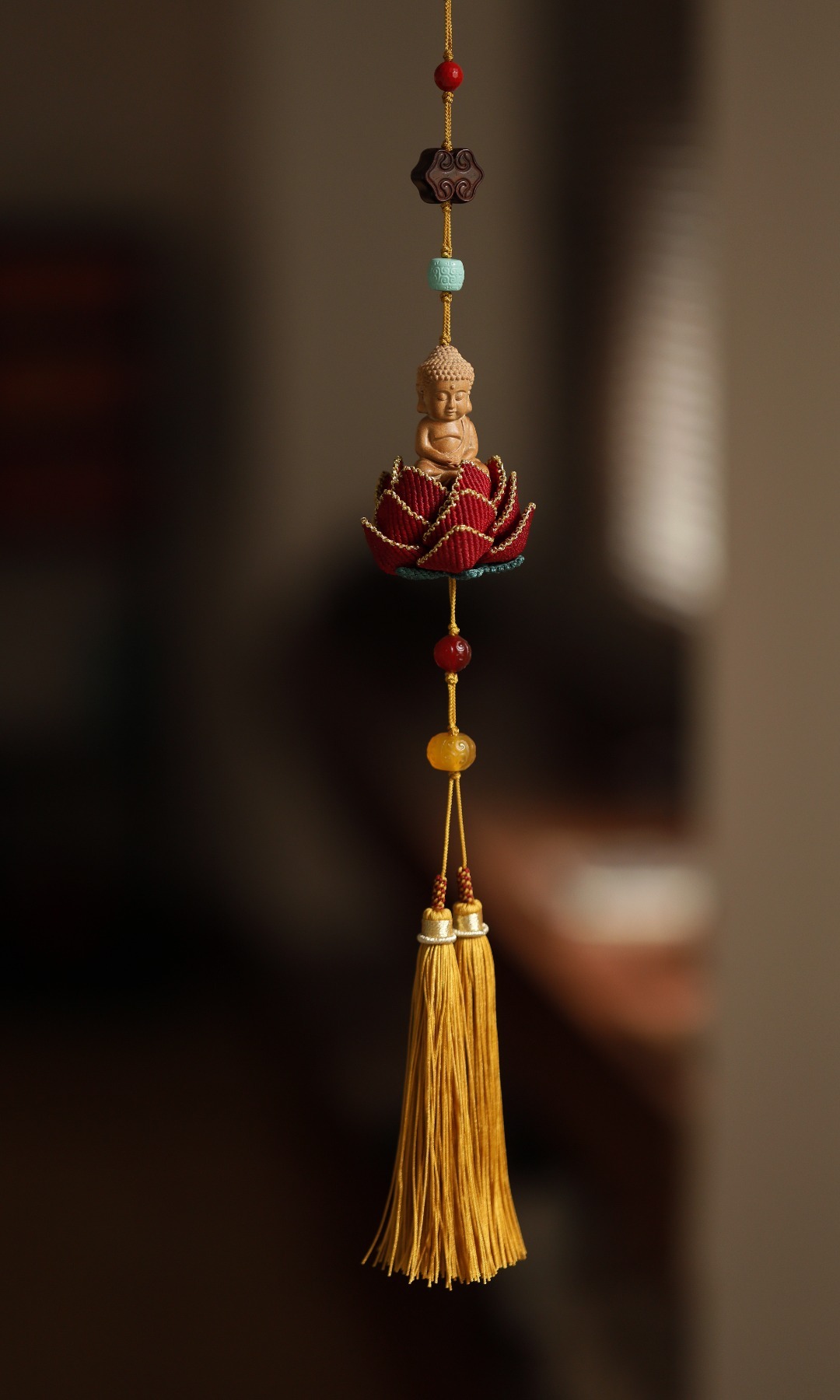 老山檀香 | 莲花佛 · 车挂色泽典雅，奶香味浓郁；配以宫廷流苏，贵气而不张扬，