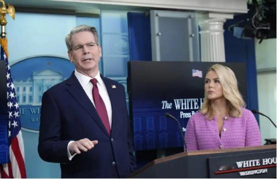 3个坏消息传来，特朗普紧急发文，美财长盼中国：别不给美国面子。特朗普接连收到三个